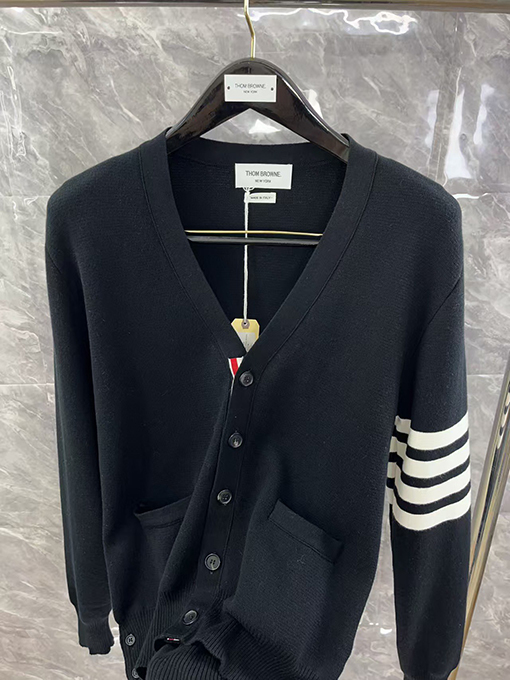 トムブラウンスーパーコピー 4ストライプVネックカーディガン