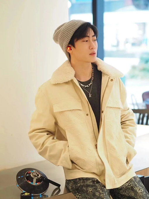 ルイヴィトン ポケットエンボスのジャケットとストレートレッグのパンツのスーツ