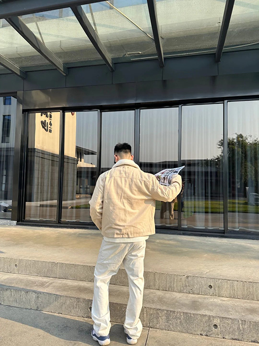 ルイヴィトン ポケットエンボスのジャケットとストレートレッグのパンツのスーツ