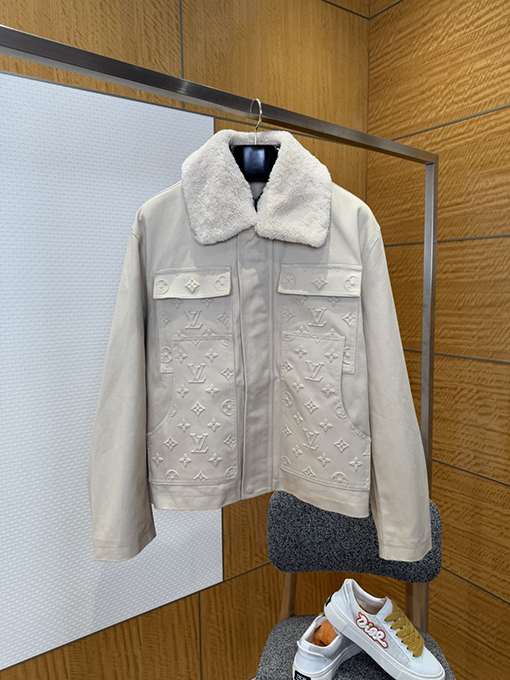 ルイヴィトン ポケットエンボスのジャケットとストレートレッグのパンツのスーツ