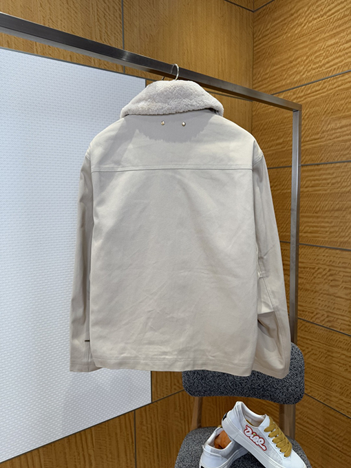 ルイヴィトン ポケットエンボスのジャケットとストレートレッグのパンツのスーツ