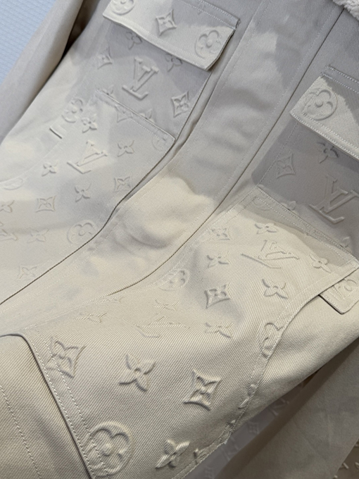 ルイヴィトン ポケットエンボスのジャケットとストレートレッグのパンツのスーツ