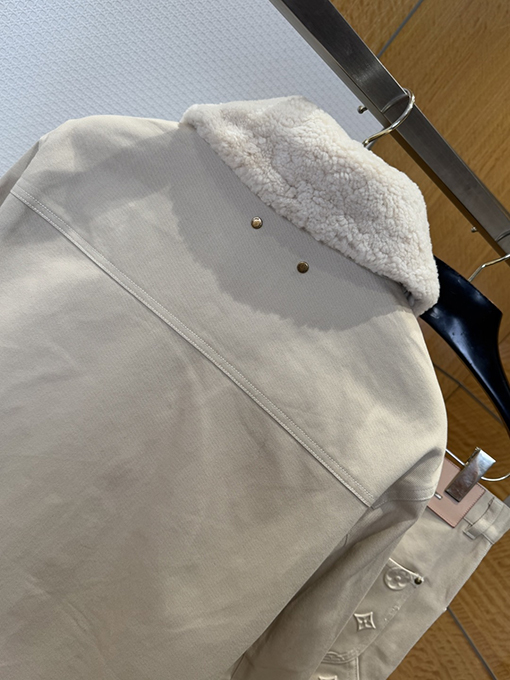 ルイヴィトン ポケットエンボスのジャケットとストレートレッグのパンツのスーツ