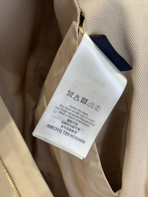 ルイヴィトン ポケットエンボスのジャケットとストレートレッグのパンツのスーツ