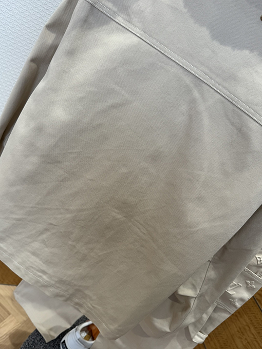 ルイヴィトン ポケットエンボスのジャケットとストレートレッグのパンツのスーツ