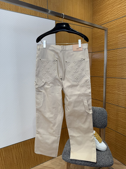 ルイヴィトン ポケットエンボスのジャケットとストレートレッグのパンツのスーツ