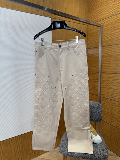 ルイヴィトン ポケットエンボスのジャケットとストレートレッグのパンツのスーツ