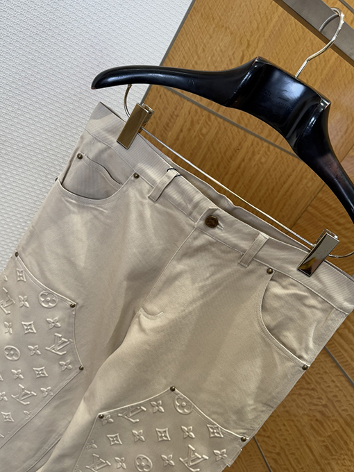 ルイヴィトン ポケットエンボスのジャケットとストレートレッグのパンツのスーツ