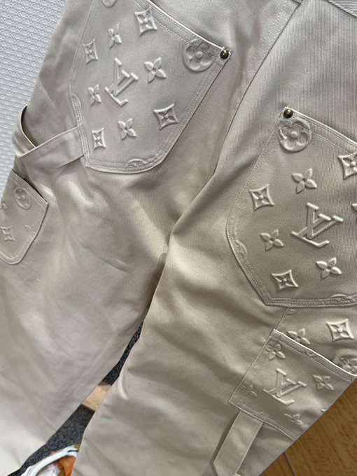 ルイヴィトン ポケットエンボスのジャケットとストレートレッグのパンツのスーツ