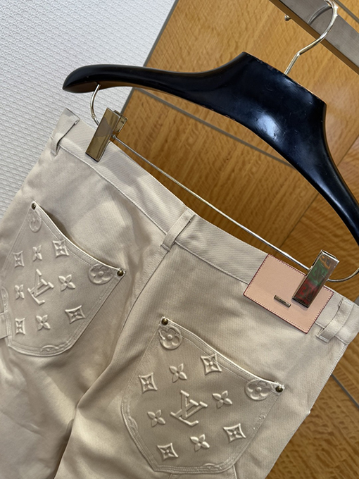 ルイヴィトン ポケットエンボスのジャケットとストレートレッグのパンツのスーツ