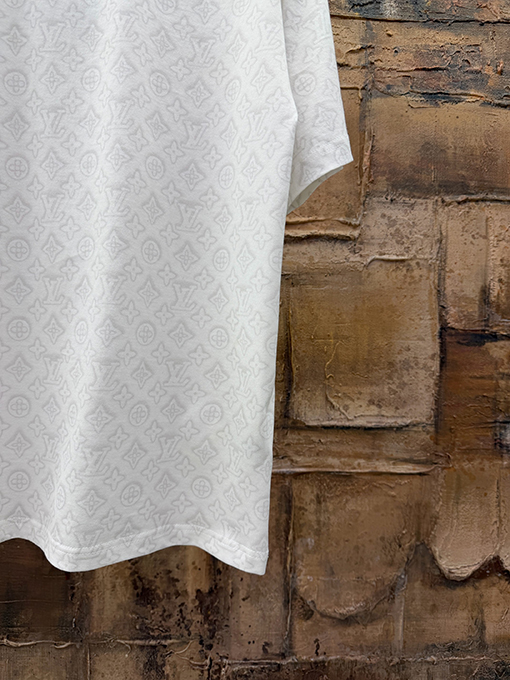 ルイヴィトン 全面モノグラムプリントの半袖Tシャツ