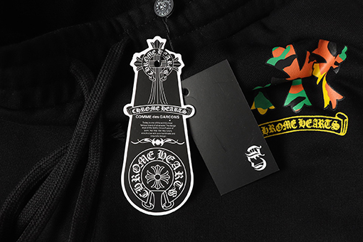 クロムハーツ サンスクリット文字プリントの白いカジュアルパンツ