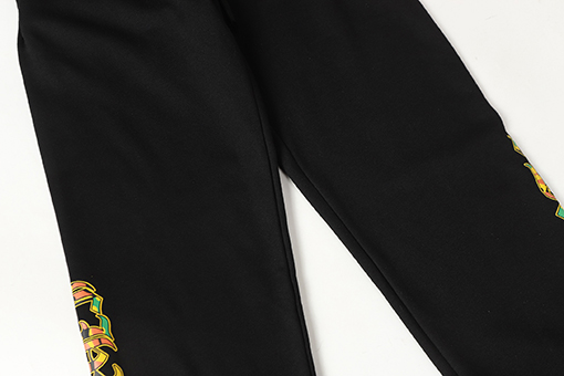 クロムハーツ サンスクリット文字プリントの白いカジュアルパンツ