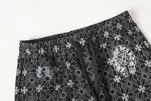 クロムハーツ 全体にさりげなくサンスクリット文字をプリントしたカジュアルパンツ