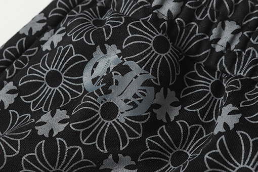 クロムハーツ 全体にさりげなくサンスクリット文字をプリントしたカジュアルパンツ