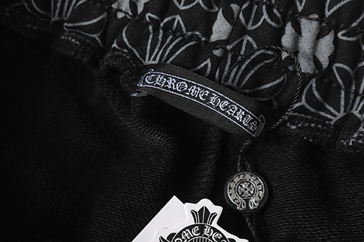 クロムハーツ 全体にさりげなくサンスクリット文字をプリントしたカジュアルパンツ