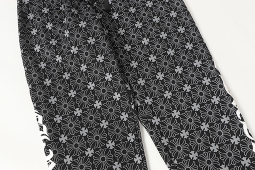 クロムハーツ 全体にさりげなくサンスクリット文字をプリントしたカジュアルパンツ