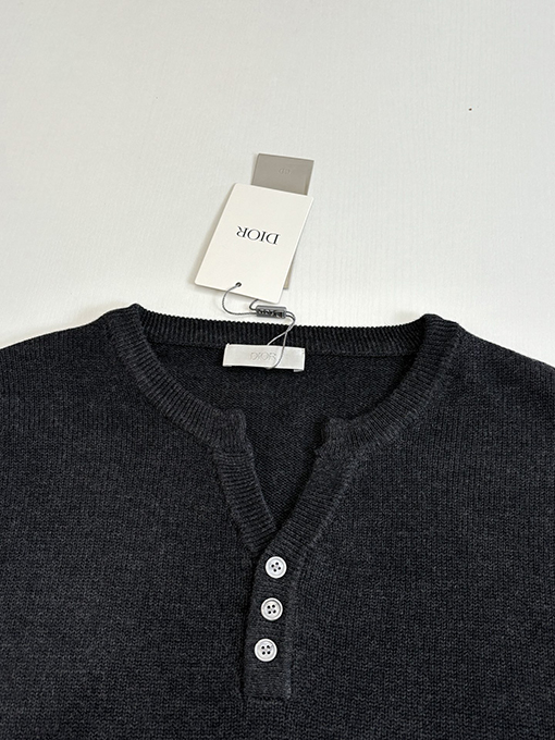 ディオールコピー ヘンリーカラーの3つボタンウール混ニットクルーネックセーター