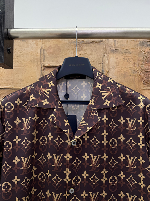 ルイヴィトンコピー クラシックな花柄の半袖シャツ