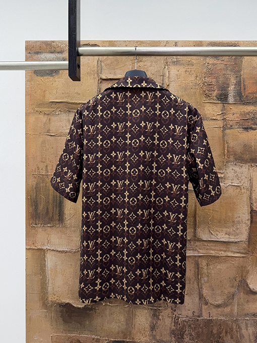 ルイヴィトンコピー クラシックな花柄の半袖シャツ