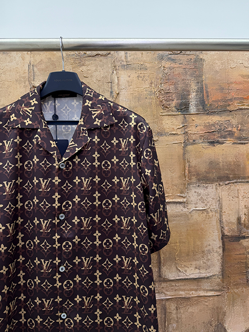 ルイヴィトンコピー クラシックな花柄の半袖シャツ