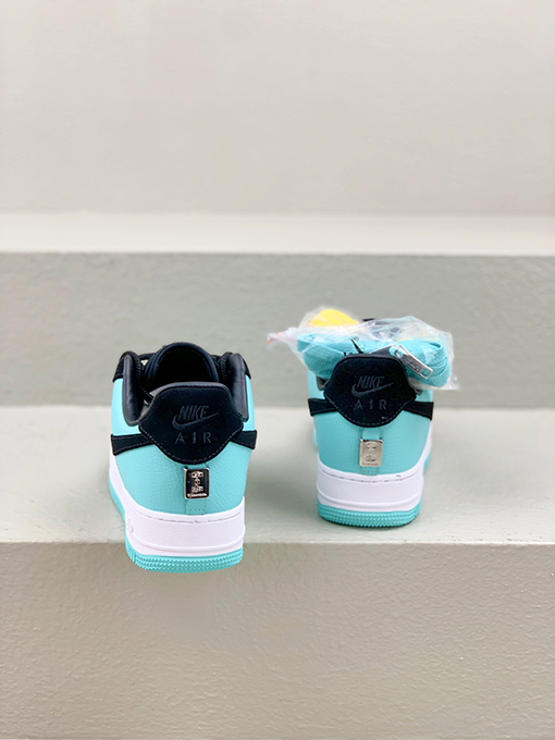 ナイキx ティファニー スニーカー コラボ Tiffany & Co. x Nike Air Force 1 Low SP