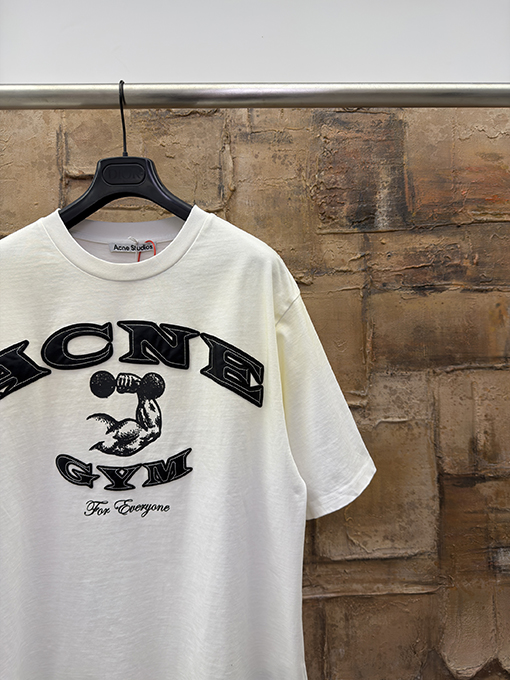 アクネストゥディオズコピー Acne Studios ダメージパッチ刺繍ロゴ半袖Tシャツ