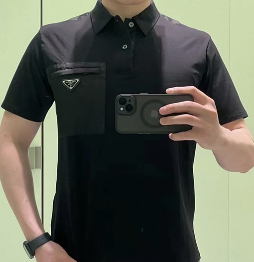 プラダスーパーコピー 三角形のメタルパッチポケット半袖ポロシャツ