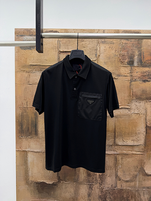 プラダスーパーコピー 三角形のメタルパッチポケット半袖ポロシャツ