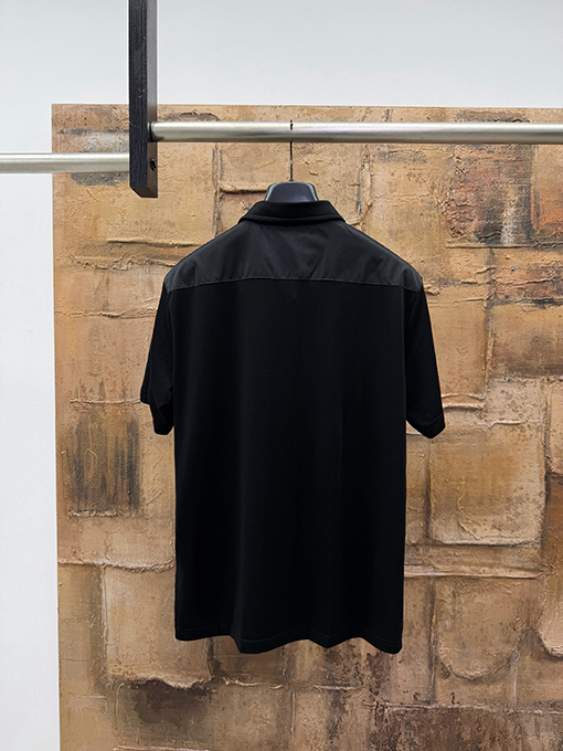 プラダスーパーコピー 三角形のメタルパッチポケット半袖ポロシャツ