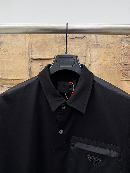 プラダスーパーコピー 三角形のメタルパッチポケット半袖ポロシャツ