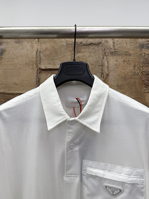プラダスーパーコピー 三角形のメタルパッチポケット半袖ポロシャツ