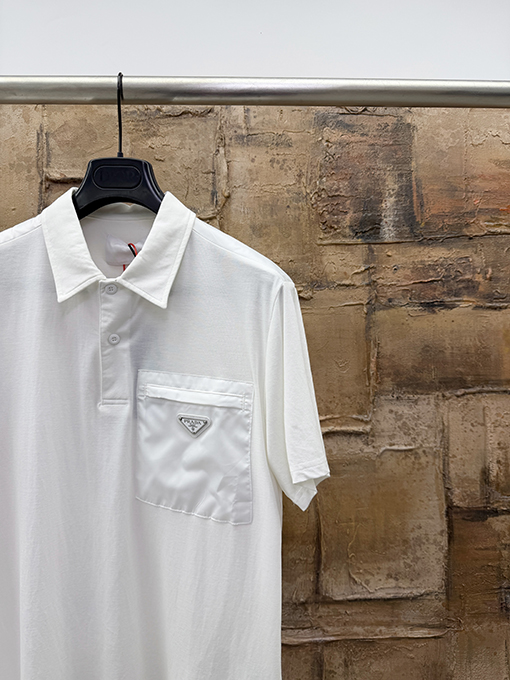 プラダスーパーコピー 三角形のメタルパッチポケット半袖ポロシャツ