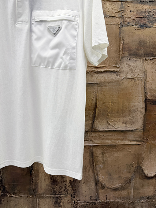 プラダスーパーコピー 三角形のメタルパッチポケット半袖ポロシャツ