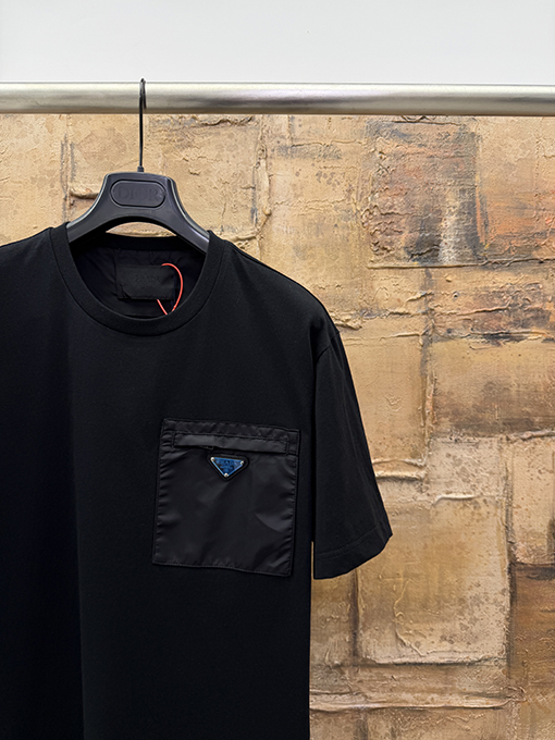 プラダ トライアングルメタルパッチポケット半袖Tシャツ