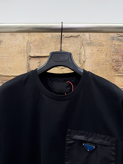 プラダ トライアングルメタルパッチポケット半袖Tシャツ