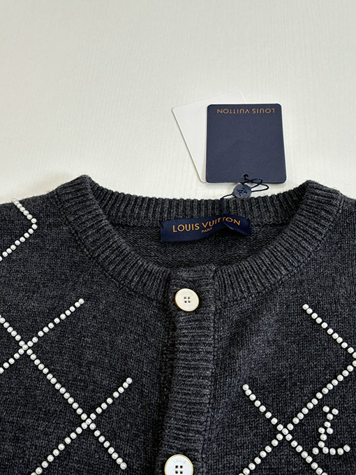 ルイヴィトン ダイヤモンド柄のハンドビーズニットクルーネックカーディガン