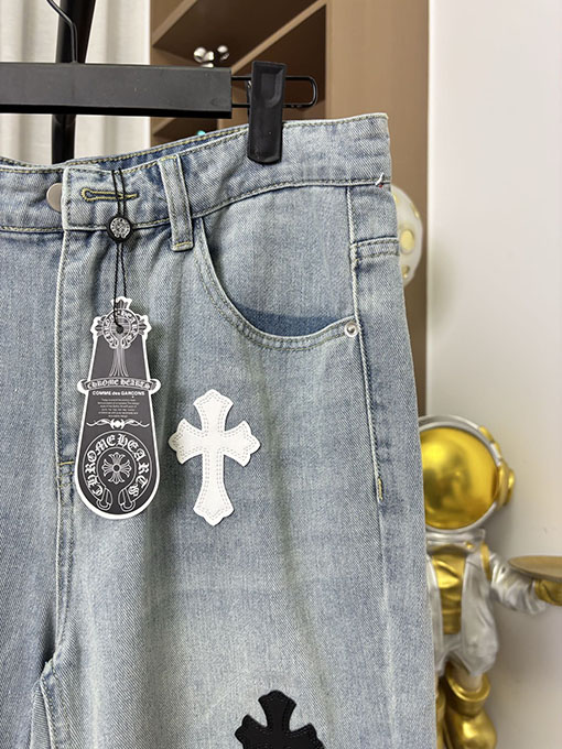 クロムハーツコピー レザーラベルのストレートレッグジーンズ