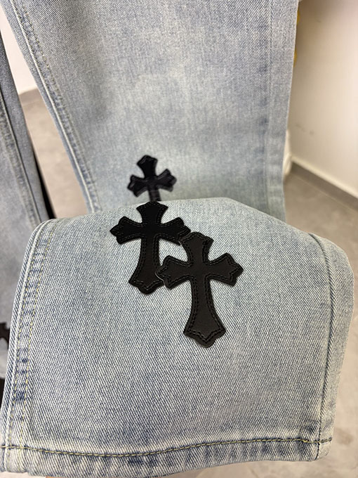 クロムハーツコピー レザーラベルのストレートレッグジーンズ