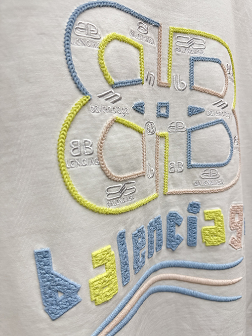 バレンシアガコピー Balenciaga 新モデルの中空カラーブロック刺繍半袖Tシャツ