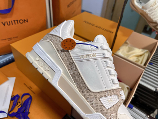 ルイヴィトン LV Trainer Sneaker レトロなバスケットボールシューズシルエットのスニーカー