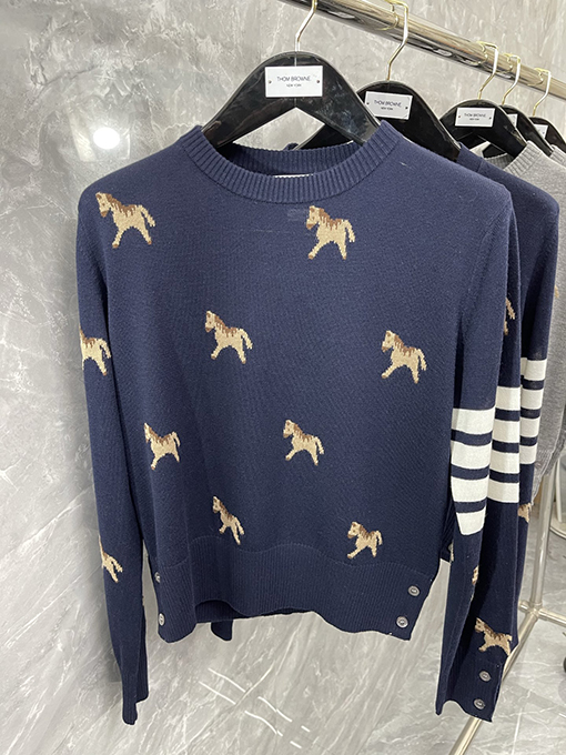 トムブラウン 馬年限定の馬柄ニットプルオーバー長袖セーター