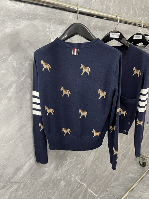 トムブラウン 馬年限定の馬柄ニットプルオーバー長袖セーター