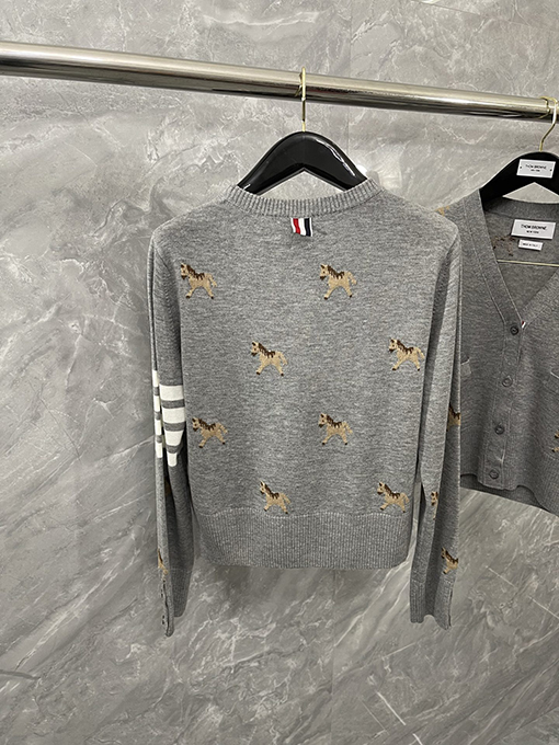 トムブラウン 馬年限定の馬柄ニットプルオーバー長袖セーター
