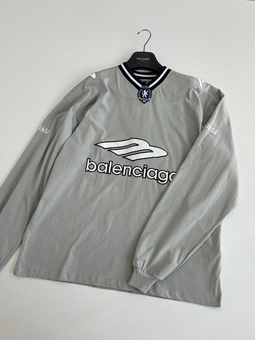 バレンシアガ Balenciaga FOOTBALL マンチェスターユナイテッドとの共同ブランドVネック長袖シャツ
