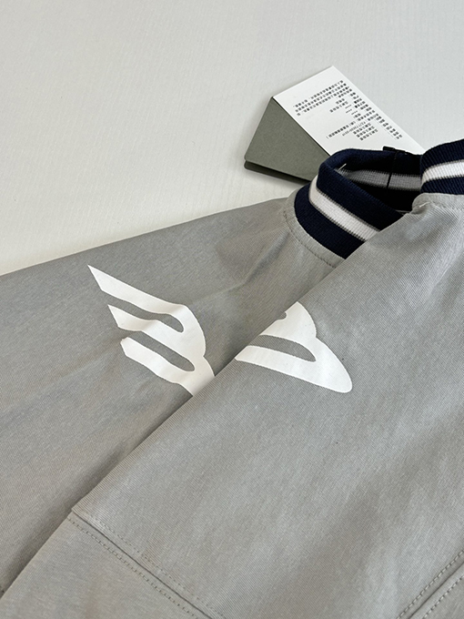 バレンシアガ Balenciaga FOOTBALL マンチェスターユナイテッドとの共同ブランドVネック長袖シャツ