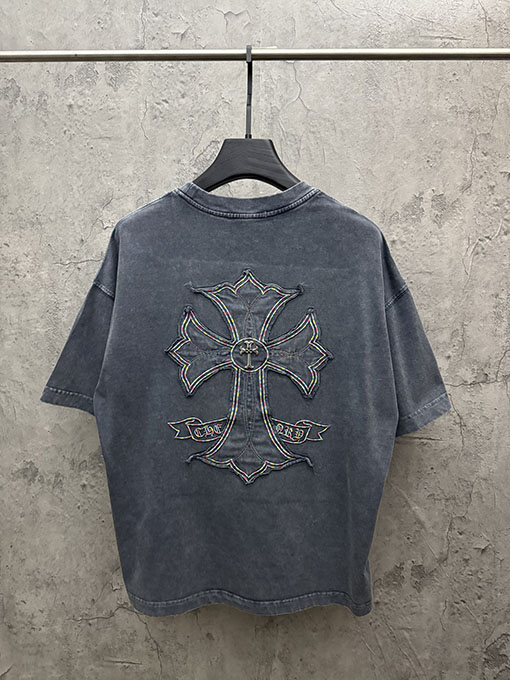 クロムハーツコピー フロントとバックにメタルクロスアップリケが付いた半袖Tシャツ