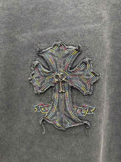 クロムハーツコピー フロントとバックにメタルクロスアップリケが付いた半袖Tシャツ