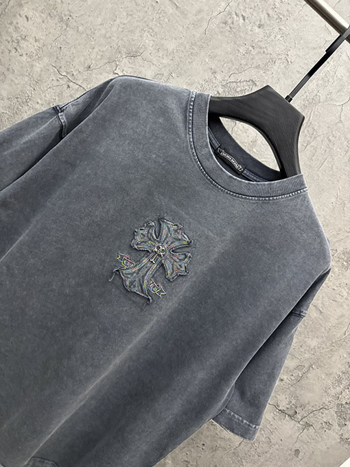 クロムハーツコピー フロントとバックにメタルクロスアップリケが付いた半袖Tシャツ