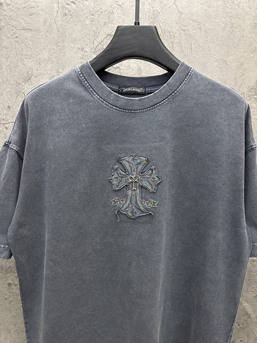クロムハーツコピー フロントとバックにメタルクロスアップリケが付いた半袖Tシャツ